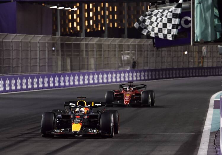 Saudi Arabian GP: การแข่งขันที่เร่าร้อนระหว่าง Charles Leclerc และ Max Verstappen